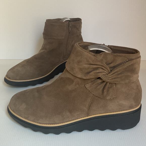Clarks Shoes - Clark's Collection Taupe Suede Ankle Boots Size 8 / EU 39 Bow Accent  Comfort